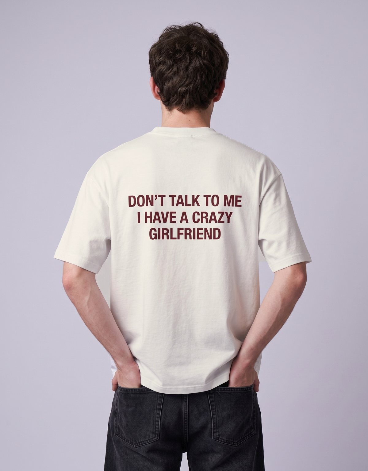 Camiseta oversized MALTA® Crazy Girlfriend off-white, costas com a frase “don't talk to me, i have a crazy girlfriend”
