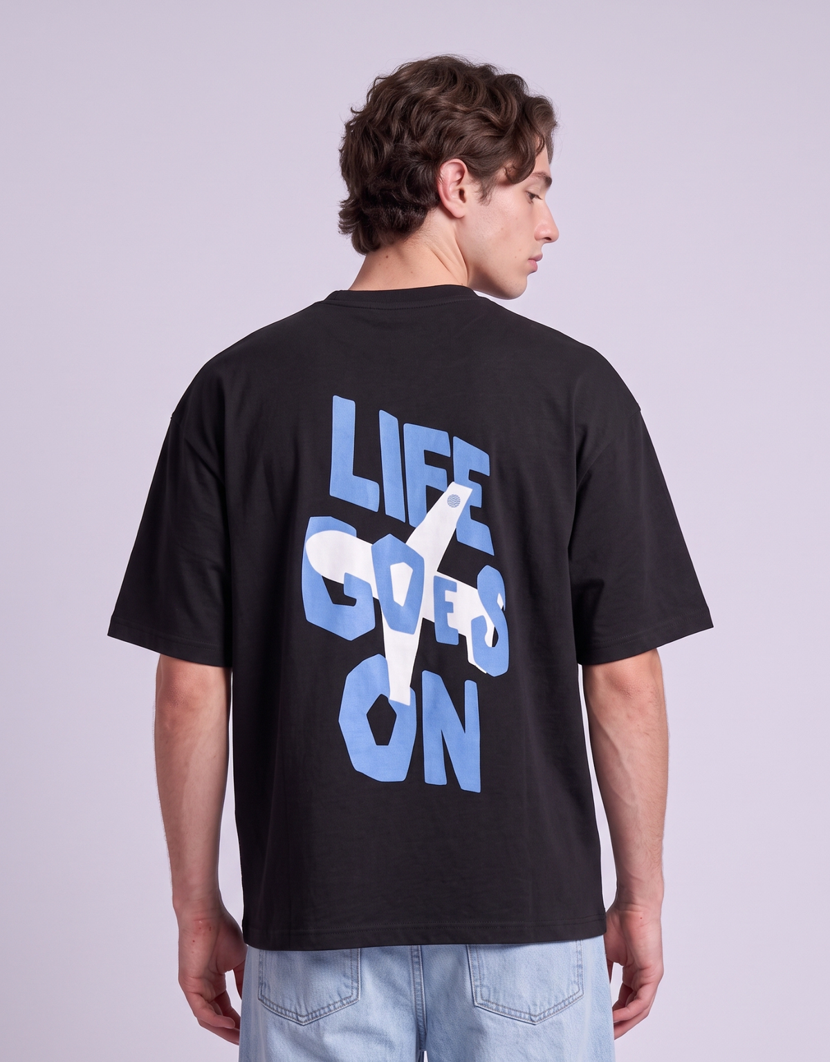 Camiseta oversized MALTA® Life Goes On preta, costas com a frase “life goes on”