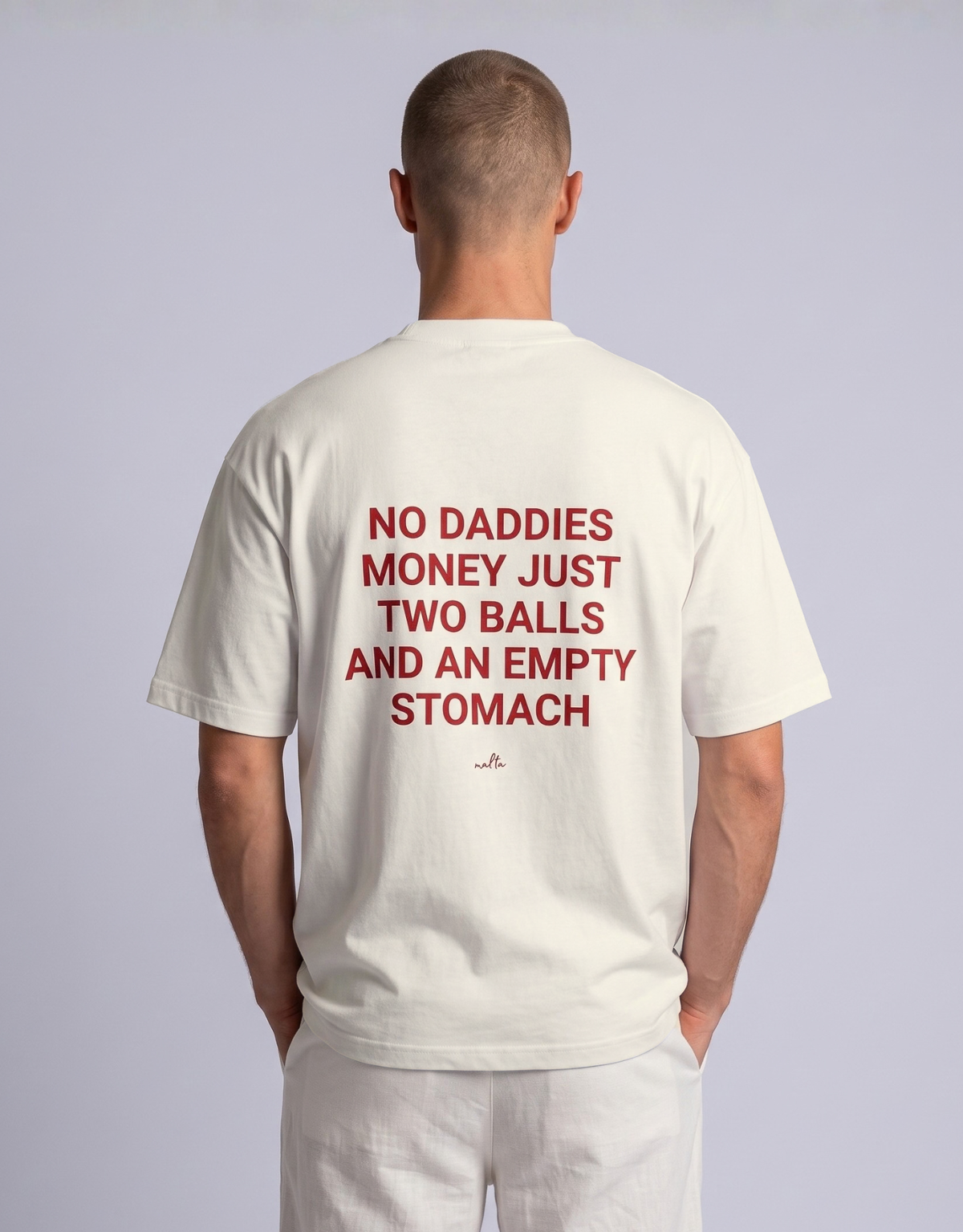 Camiseta oversized MALTA® No Daddies Money off-white, costas com a frase “no daddies money just two balls and an empty stomach”