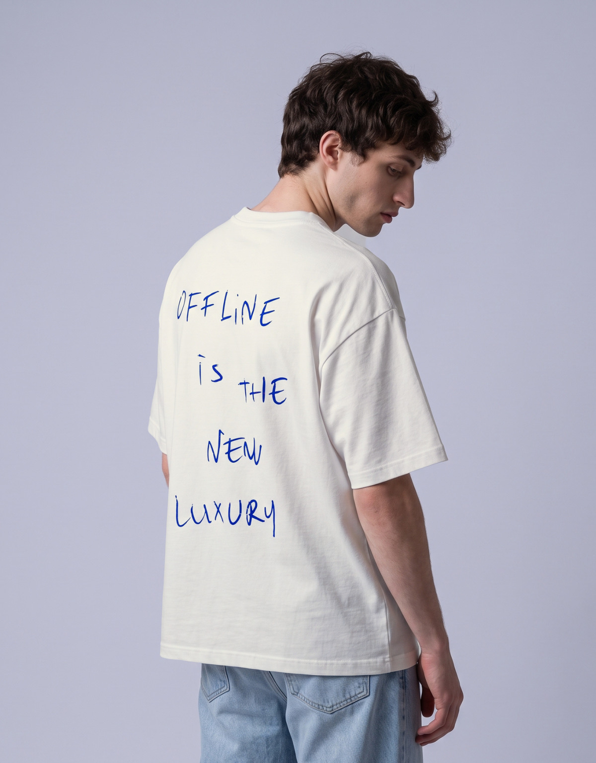 Camiseta oversized MALTA® Offline Luxury off-white, costas com a frase “offline is the new luxury”