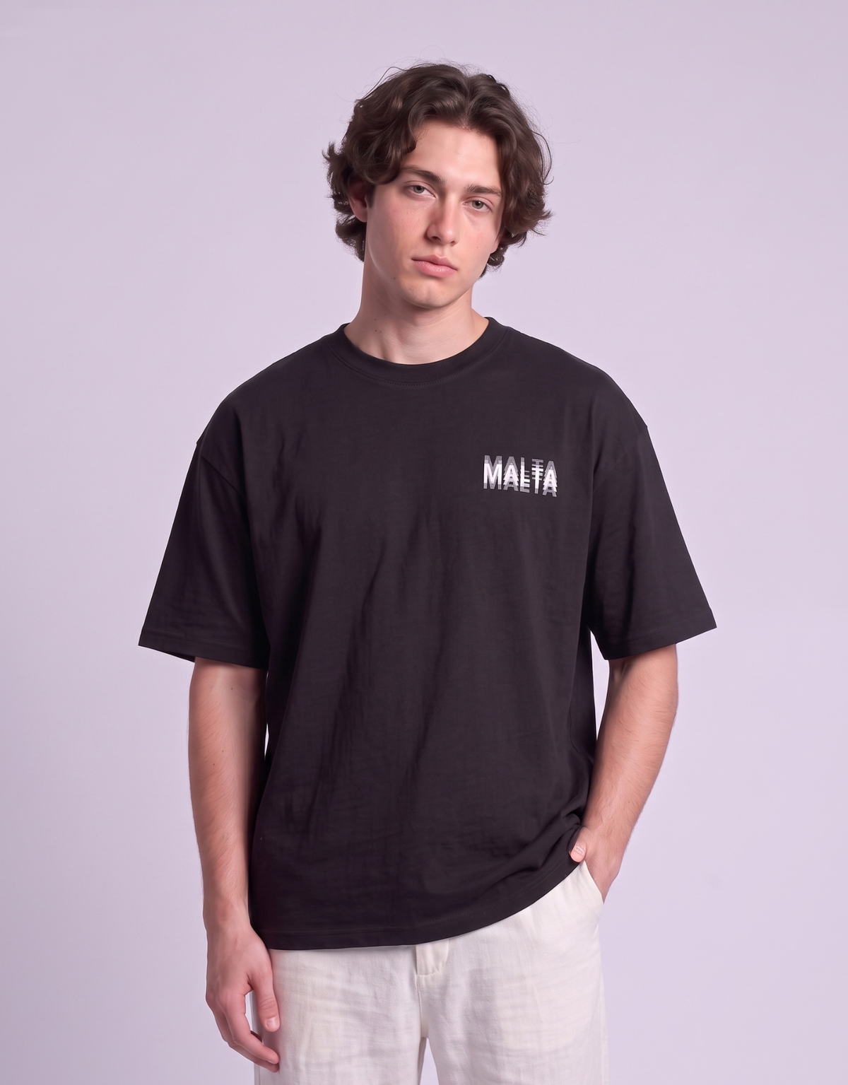 Camiseta oversized MALTA® You Might Be Drunk preta vestida, vista de frente