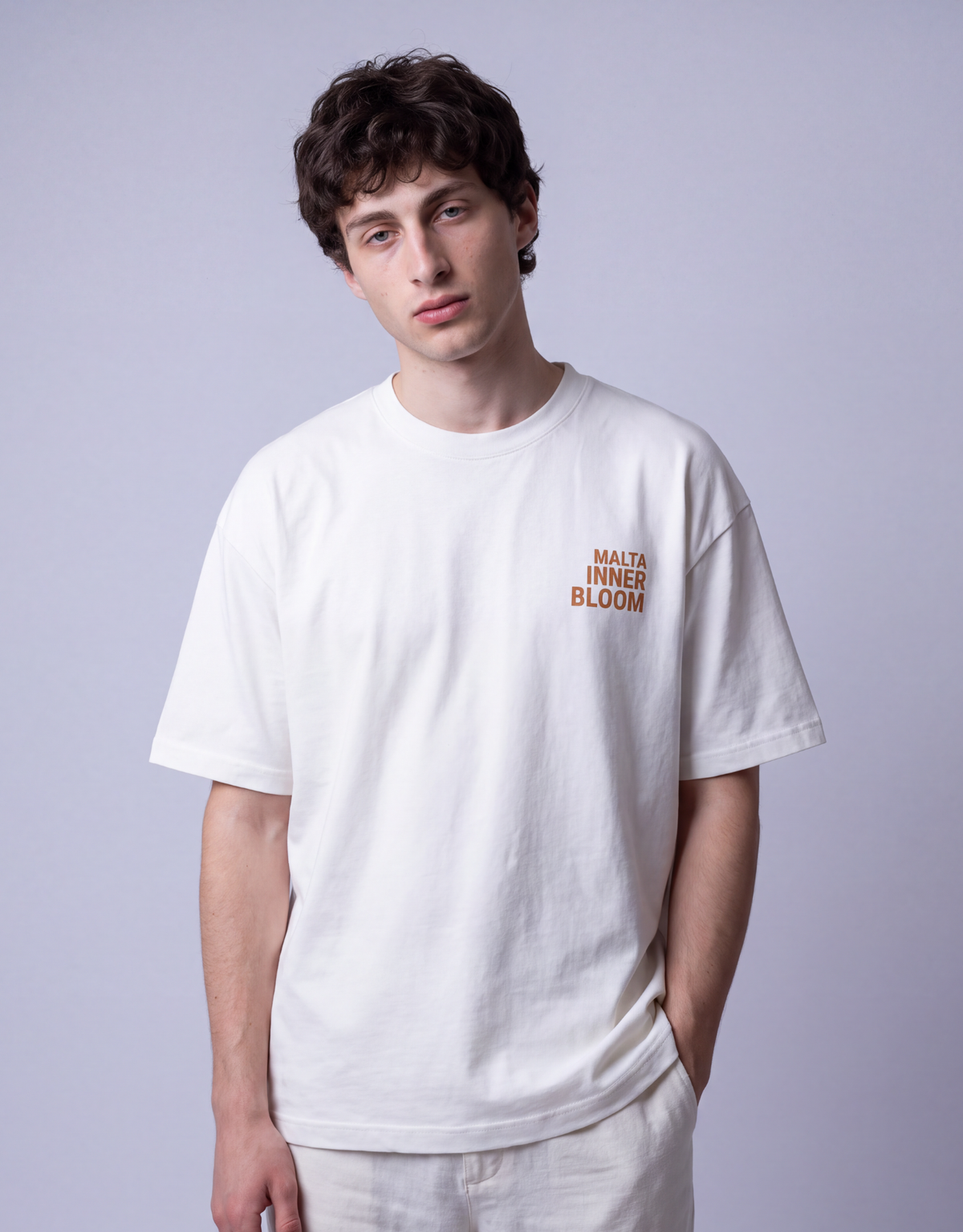 Camiseta oversized MALTA® Innerbloom off-white vestida, vista de frente