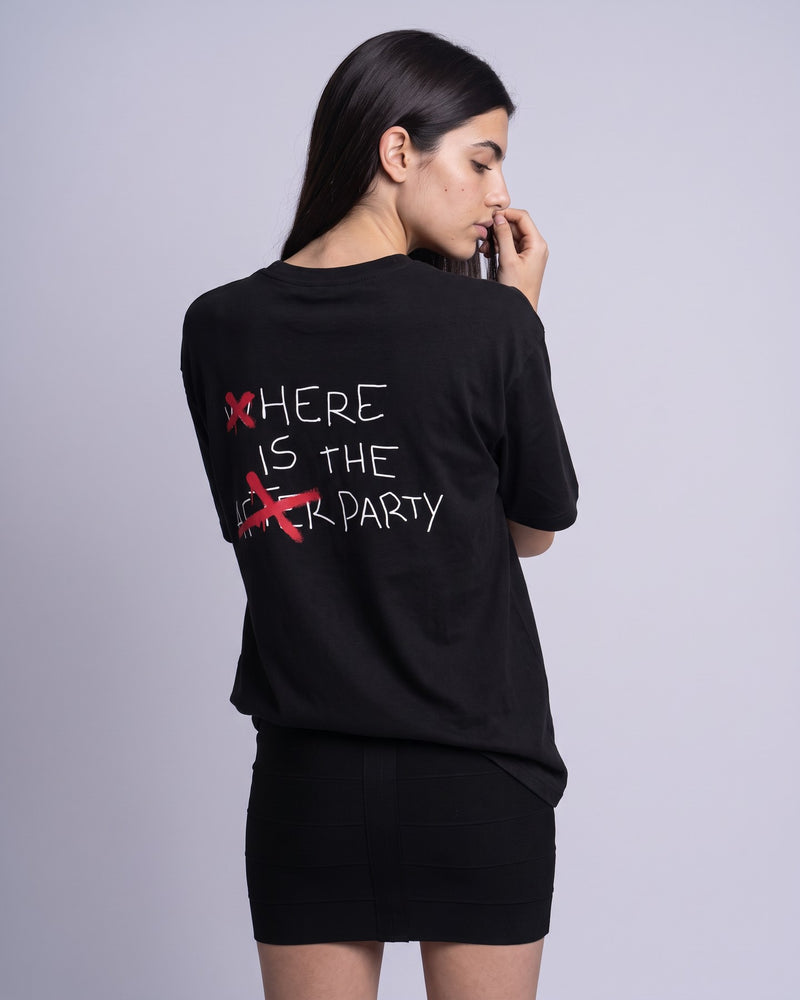Camiseta oversized feminina MALTA® after party preta vista de costas no estúdio, com a frase “where is the after party”