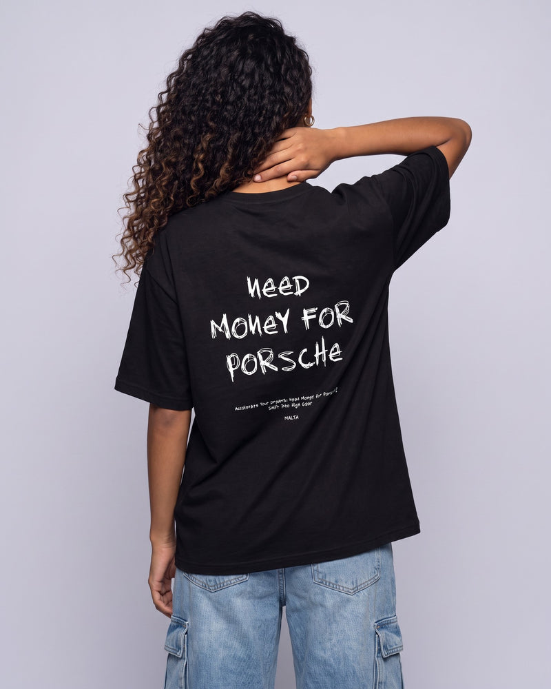 Camiseta oversized feminina MALTA® need money for porsche preta vista de costas no estúdio, com a frase “need money for porsche”