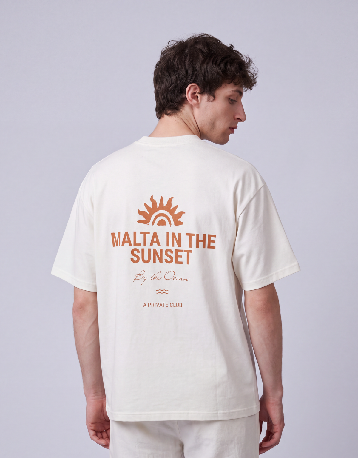 Camiseta oversized MALTA com a frase malta in the sunset nas costas