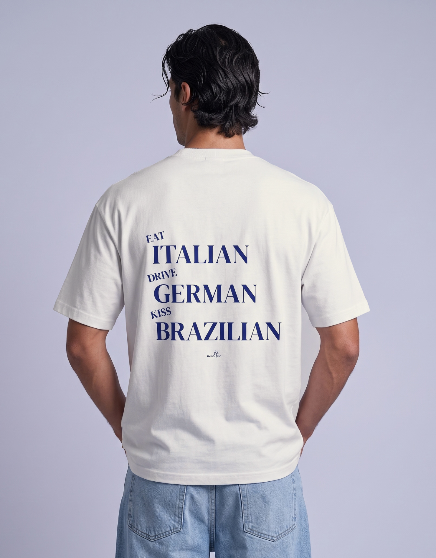 Camiseta oversized MALTA com a frase eat italian, drive german, kiss brazilian nas costas