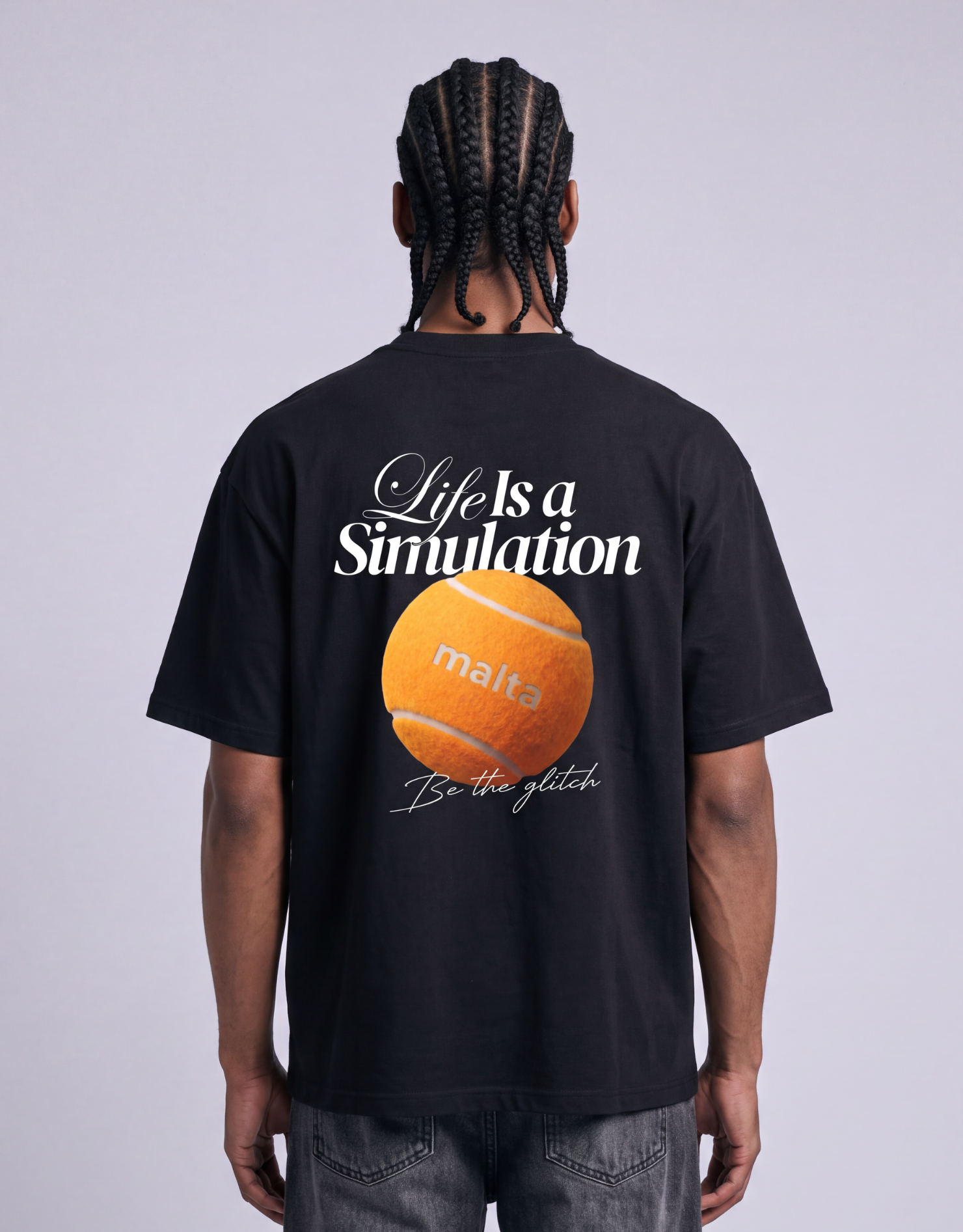 Camiseta oversized MALTA com a frase life is a simulation nas costas