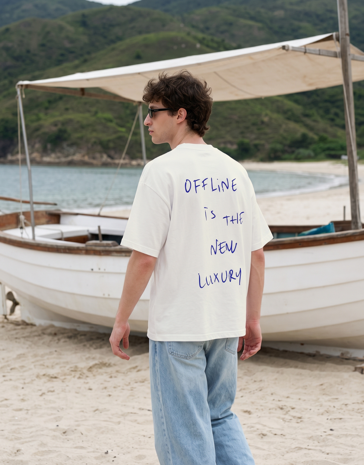 Homem de costas ao ar livre vestindo a camiseta oversized MALTA® offline is the new luxury, off-white
