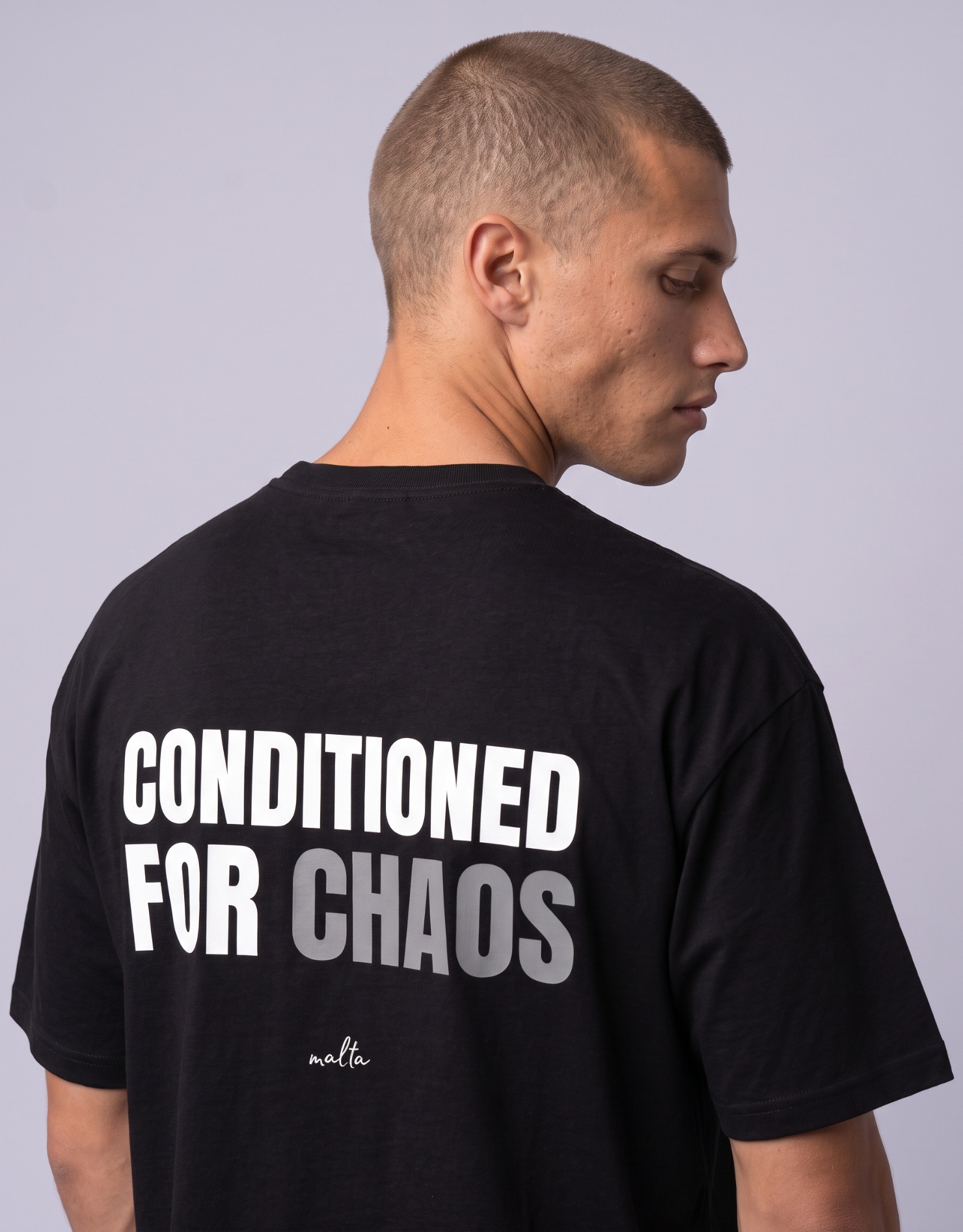 Detalhe da estampa da camiseta MALTA® Conditioned for Chaos