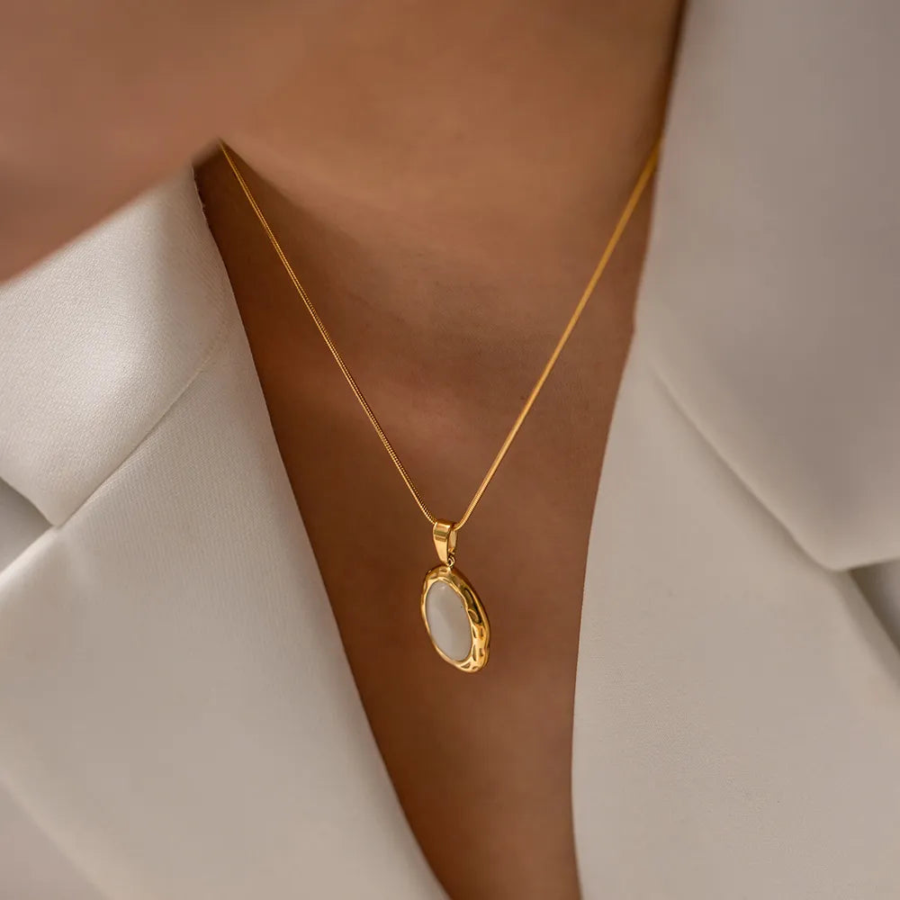 Colar Com Pingente Olho de Gato Banhado a Ouro 18k