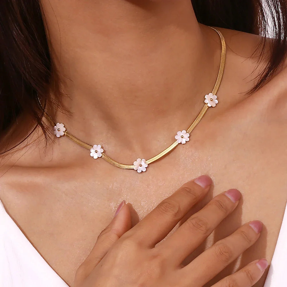 Colar Elegante Flores