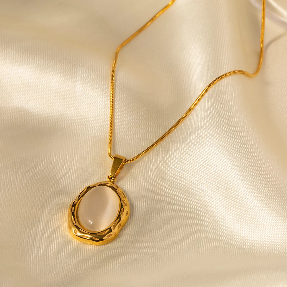 Colar Com Pingente Olho de Gato Banhado a Ouro 18k