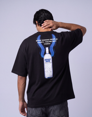 Camiseta oversized MALTA® Absolut Malta preta, costas com a frase “stop making people happy, you're not vodka”