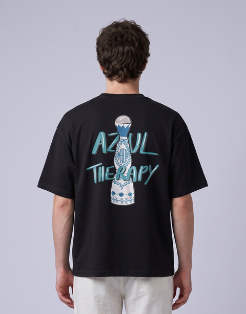 Camiseta oversized MALTA com a frase azul therapy nas costas