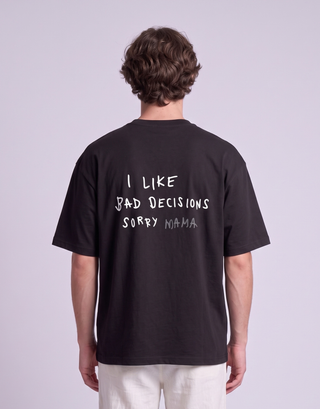 Camiseta oversized MALTA® Bad Decisions preta, costas com a frase “i like bad decisions, sorry mama”