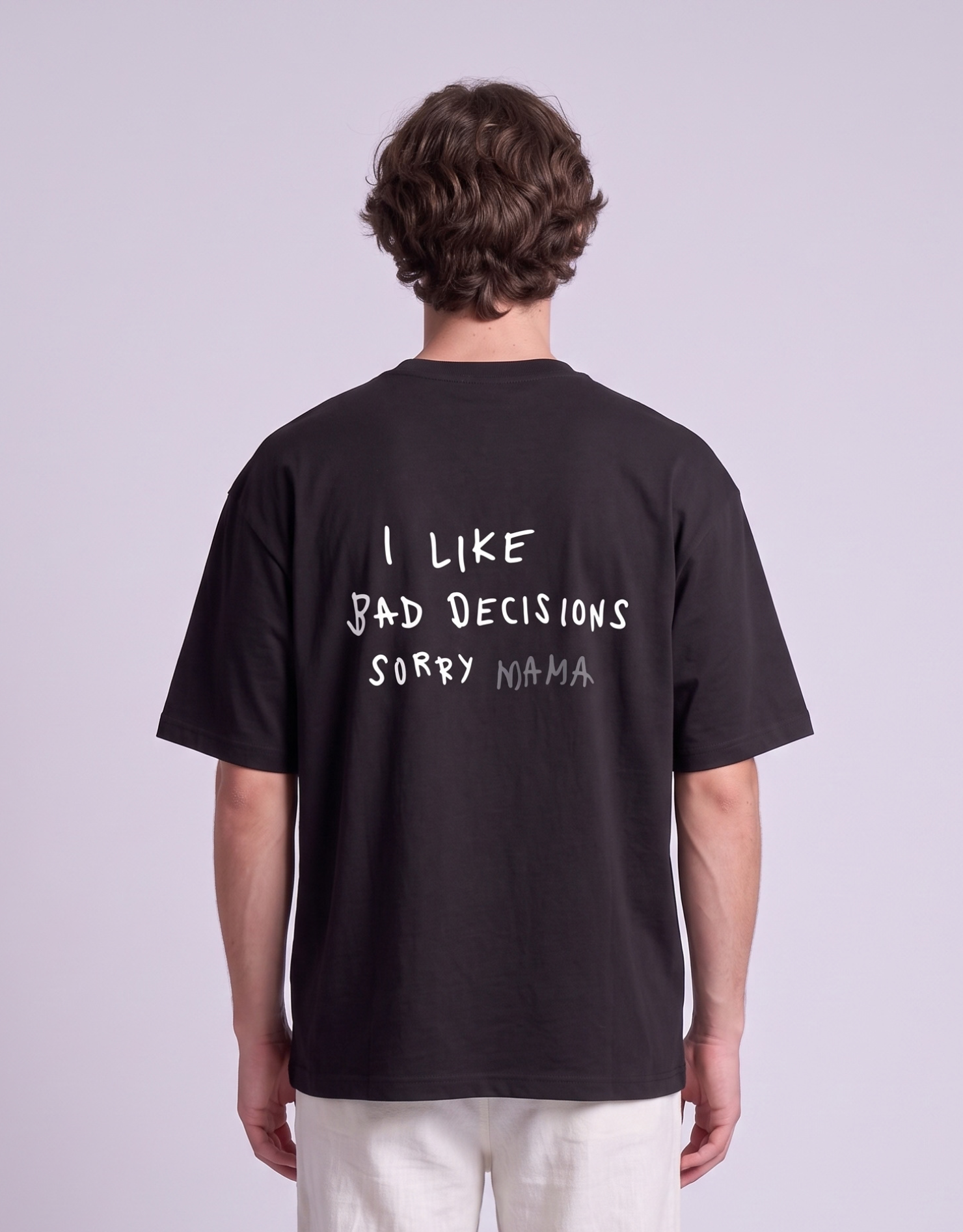 Camiseta oversized MALTA® Bad Decisions preta, costas com a frase “i like bad decisions, sorry mama”