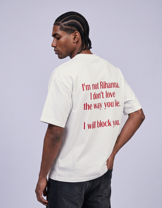 Camiseta oversized MALTA® I Will Block You off-white, costas com a frase “i'm not rihanna, i don't love the way you lie, i will block you”