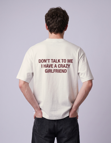 Camiseta oversized MALTA® Crazy Girlfriend off-white, costas com a frase “don't talk to me, i have a crazy girlfriend”