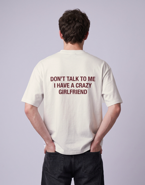 Camiseta oversized MALTA® Crazy Girlfriend off-white, costas com a frase “don't talk to me, i have a crazy girlfriend”