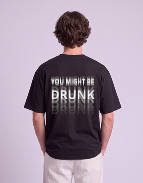 Camiseta oversized MALTA® You Might Be Drunk preta, costas com a frase “you might be drunk”