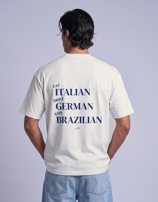 Camiseta oversized MALTA® Kiss Brazilian off-white, costas com a frase “eat italian, drive german, kiss brazilian”