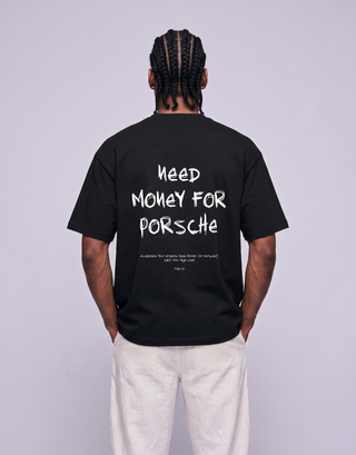Camiseta oversized MALTA® Need Money for Porsche preta, costas com a frase “need money for porsche”