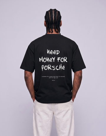 Camiseta oversized MALTA® Need Money for Porsche preta, costas com a frase “need money for porsche”