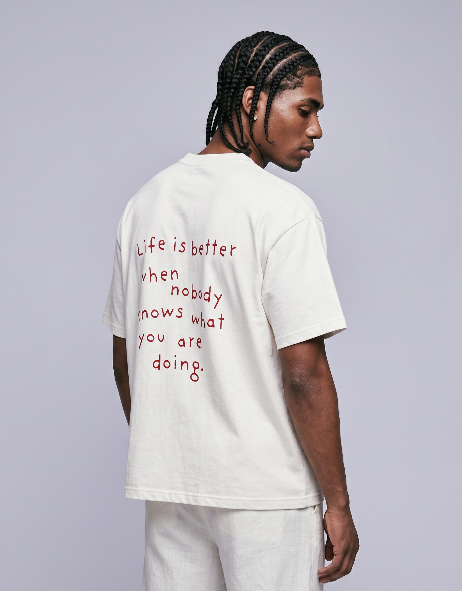 Camiseta oversized MALTA® Nobody Knows off-white, costas com a frase “life is better when nobody knows what you are doing.”