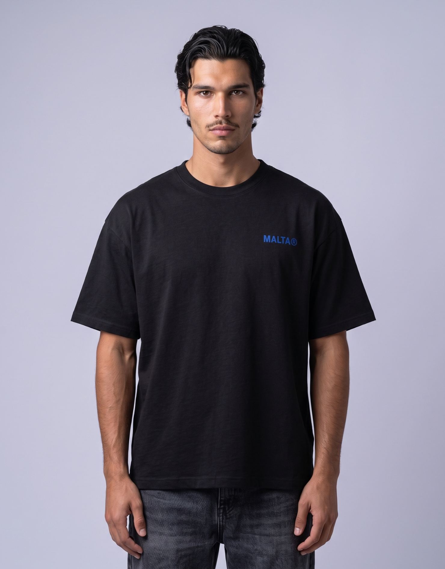 Camiseta oversized MALTA® Absolut Malta preta vestida, vista de frente