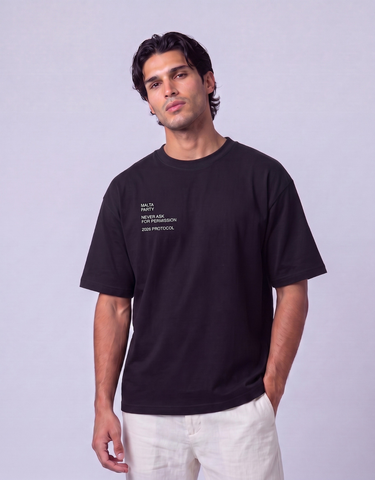 Camiseta oversized MALTA® After Party preta vestida, vista de frente