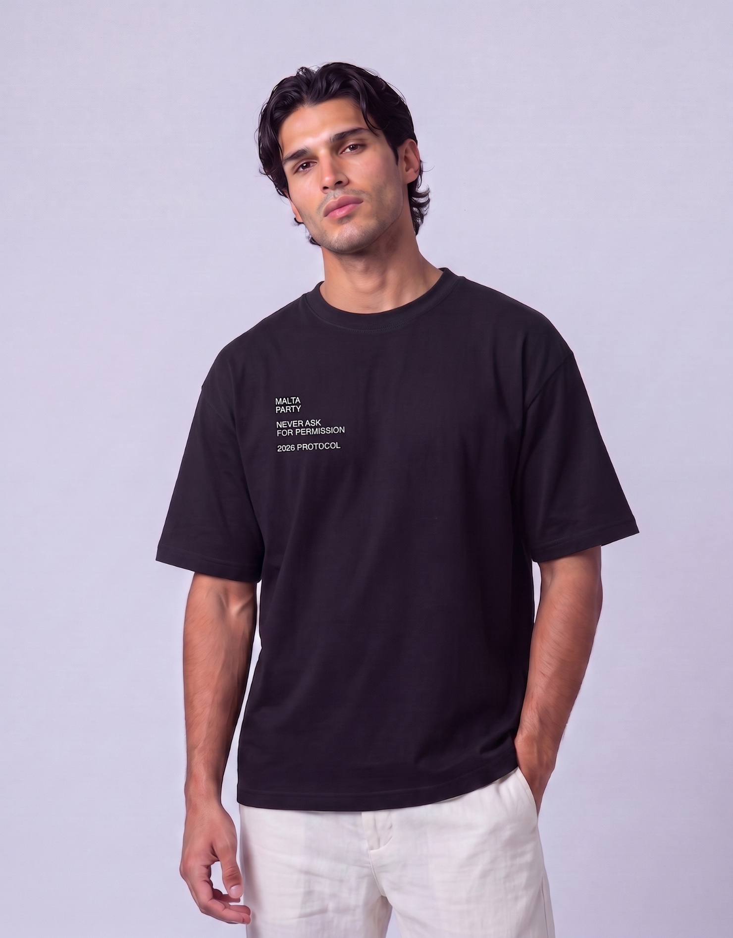 Camiseta oversized MALTA® After Party preta vestida, vista de frente