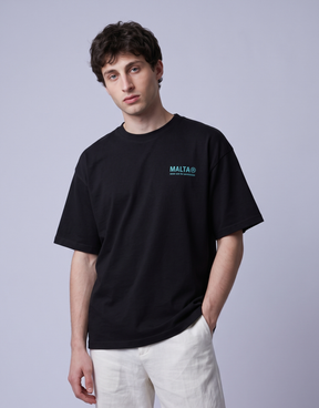 Camiseta oversized MALTA® Azul Therapy preta vestida, vista de frente