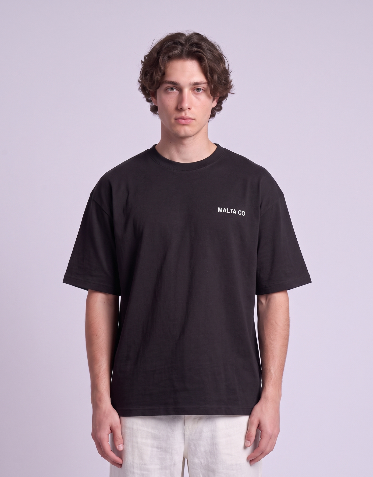 Camiseta oversized MALTA® Bad Choices preta vestida, vista de frente