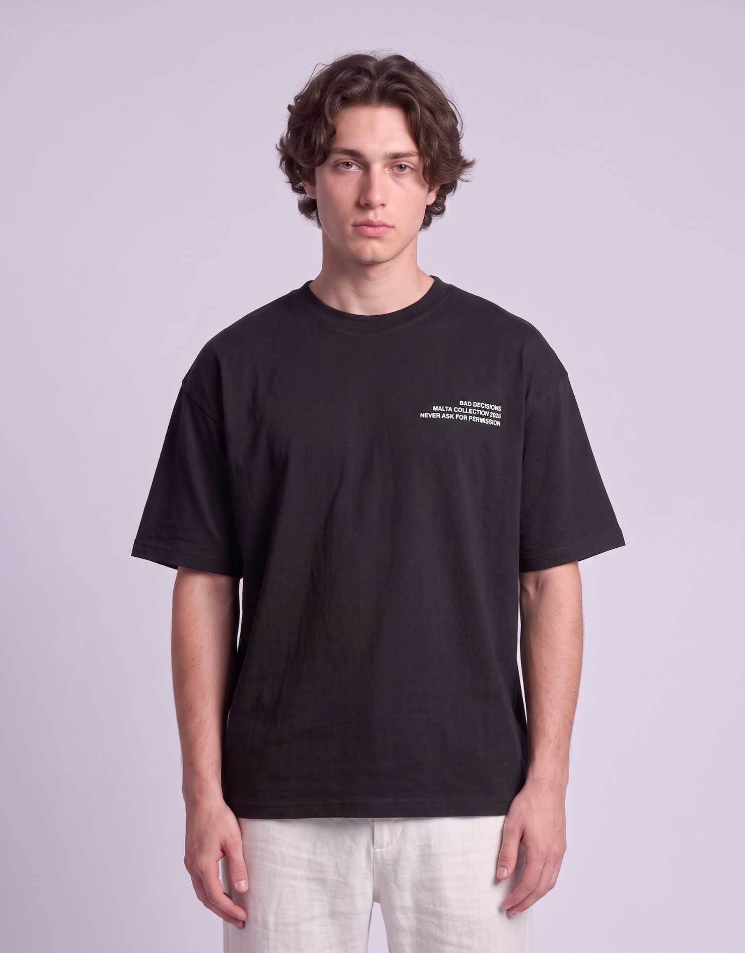 Camiseta oversized MALTA® Bad Decisions preta vestida, vista de frente