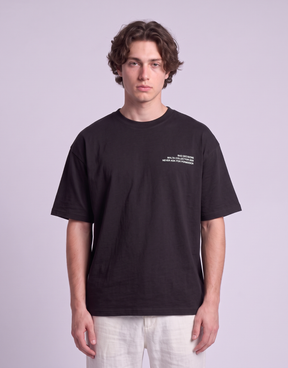 Camiseta oversized MALTA® Bad Decisions preta vestida, vista de frente