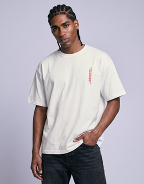 Camiseta oversized MALTA® I Will Block You off-white vestida, vista de frente