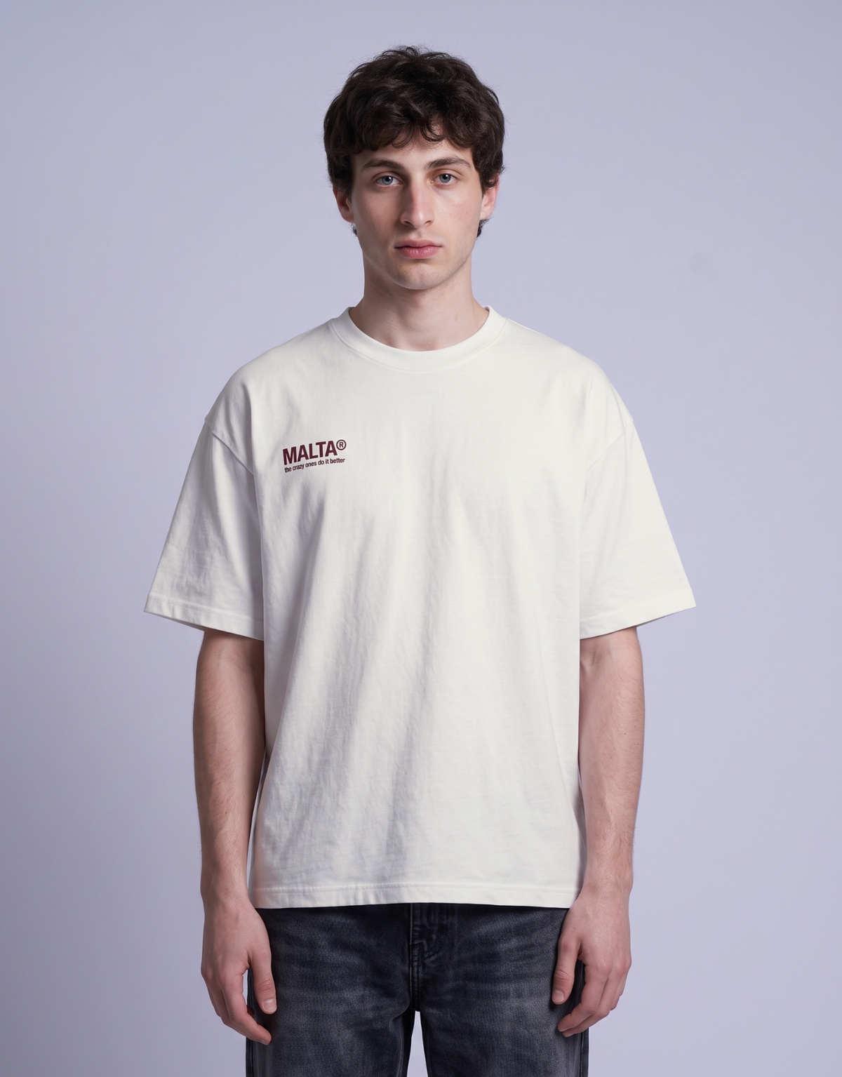 Camiseta oversized MALTA® Crazy Girlfriend off-white vestida, vista de frente
