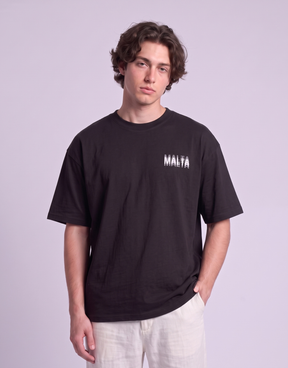 Camiseta oversized MALTA® You Might Be Drunk preta vestida, vista de frente