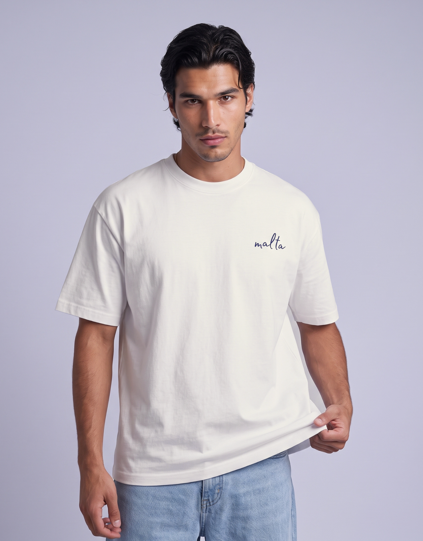 Camiseta oversized MALTA® Kiss Brazilian off-white vestida, vista de frente