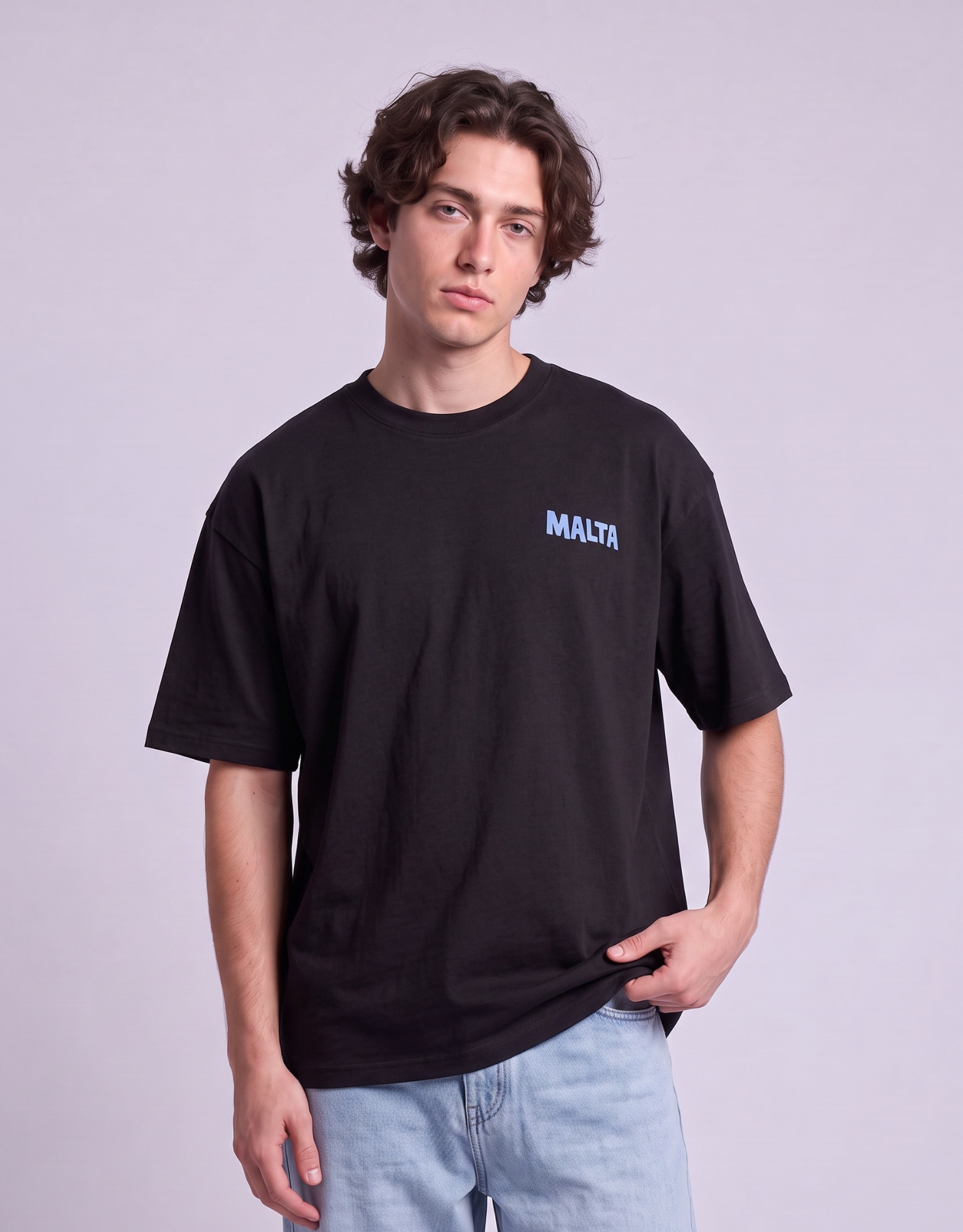 Camiseta oversized MALTA® Life Goes On preta vestida, vista de frente