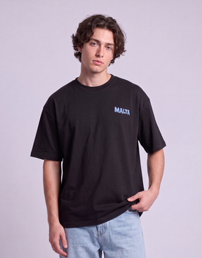 Camiseta oversized MALTA® Life Goes On preta vestida, vista de frente