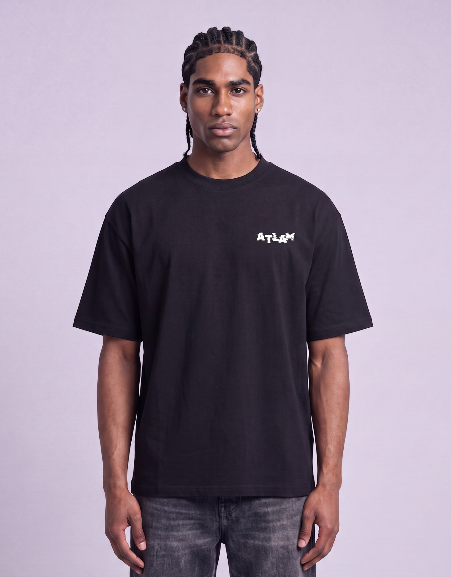 Camiseta oversized MALTA® Life Is a Simulation preta vestida, vista de frente