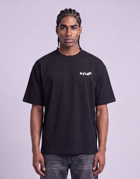 Camiseta oversized MALTA® Life Is a Simulation preta vestida, vista de frente