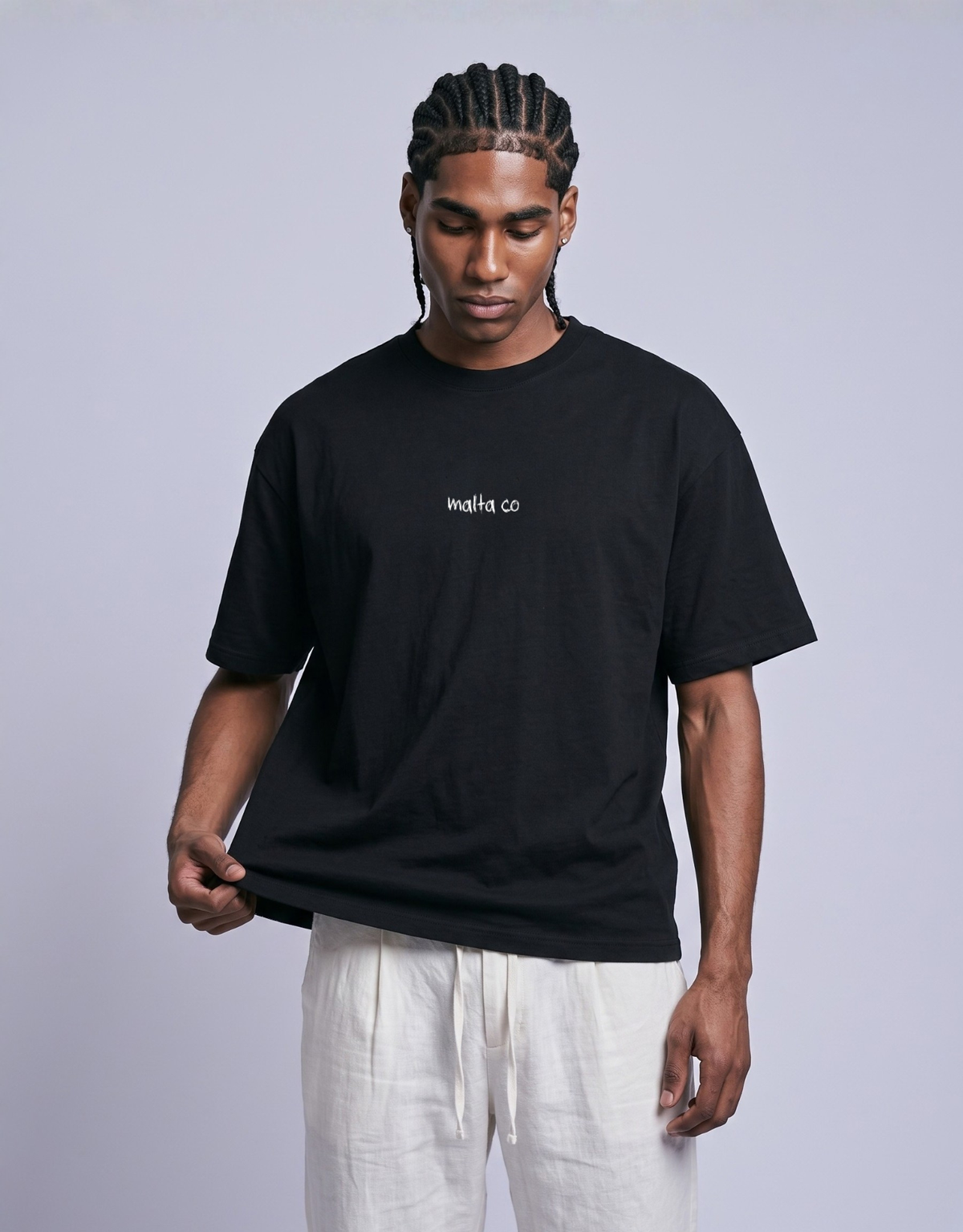 Camiseta oversized MALTA® Need Money for Porsche preta vestida, vista de frente
