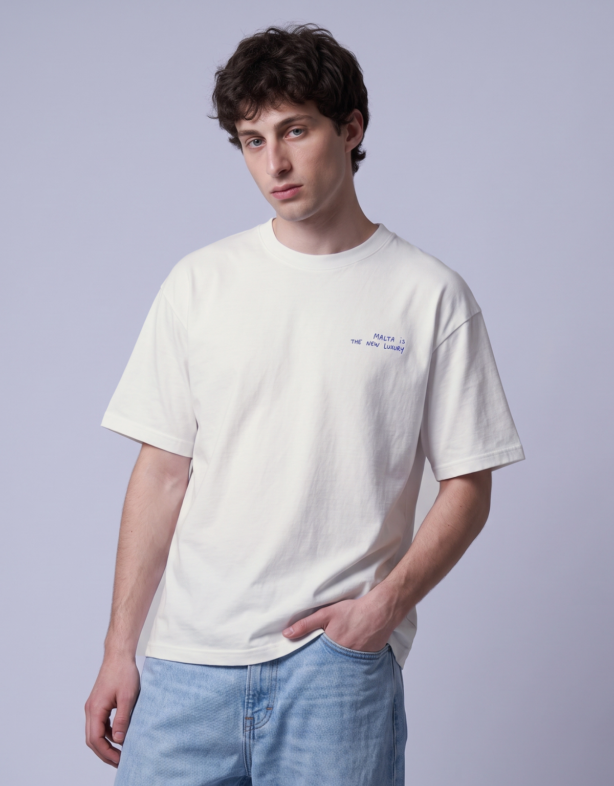 Camiseta oversized MALTA® Offline Luxury off-white vestida, vista de frente