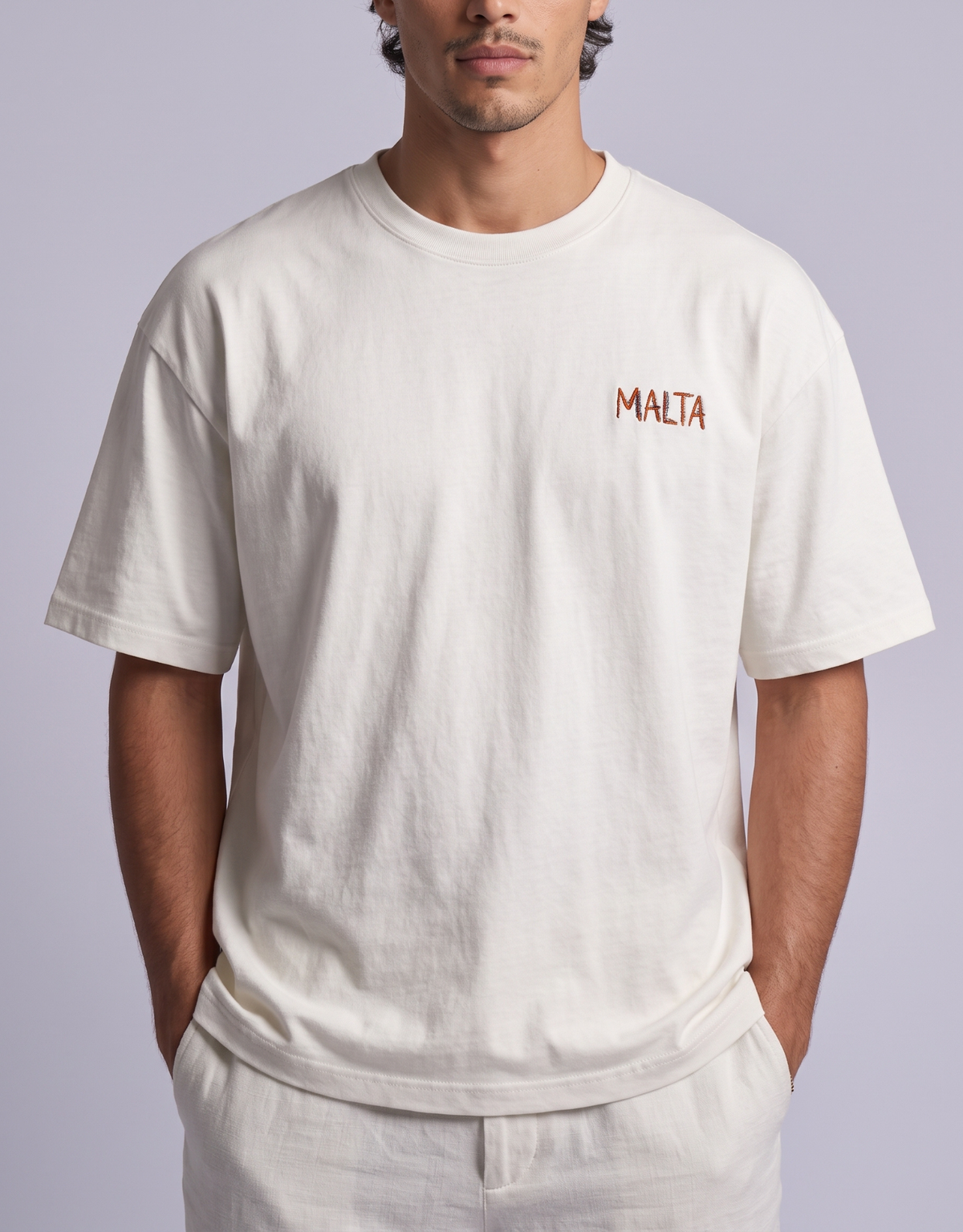 Camiseta oversized MALTA® Pasta Sex Wine off-white vestida, vista de frente
