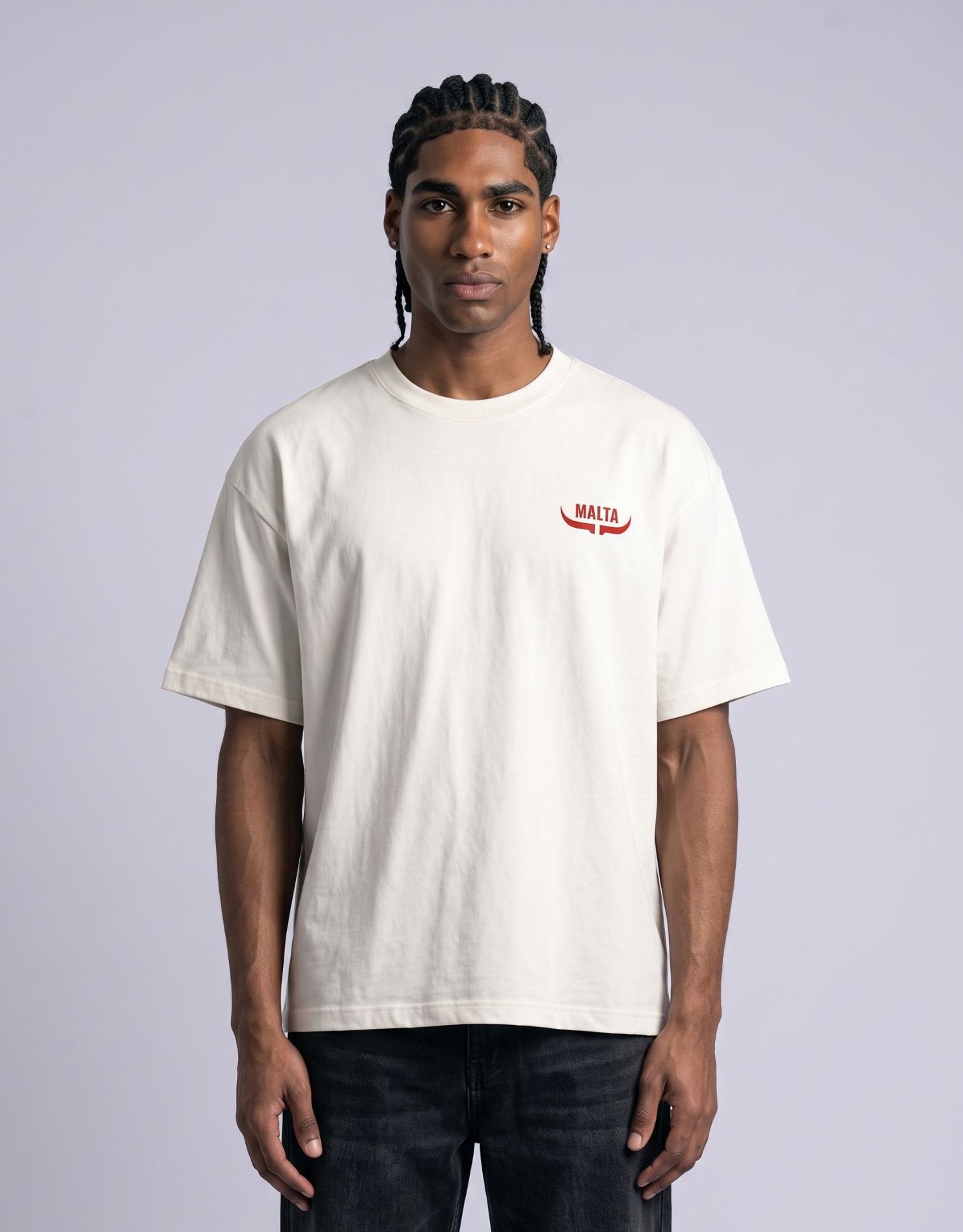 Camiseta oversized MALTA® Red Flags off-white vestida, vista de frente