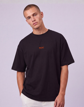 Camiseta oversized MALTA® Take the Risk preta vestida, vista de frente