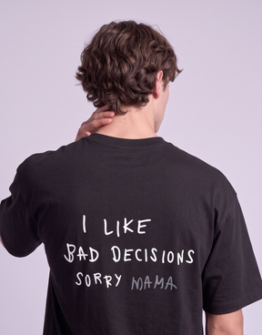 Detalhe da estampa da camiseta MALTA® Bad Decisions