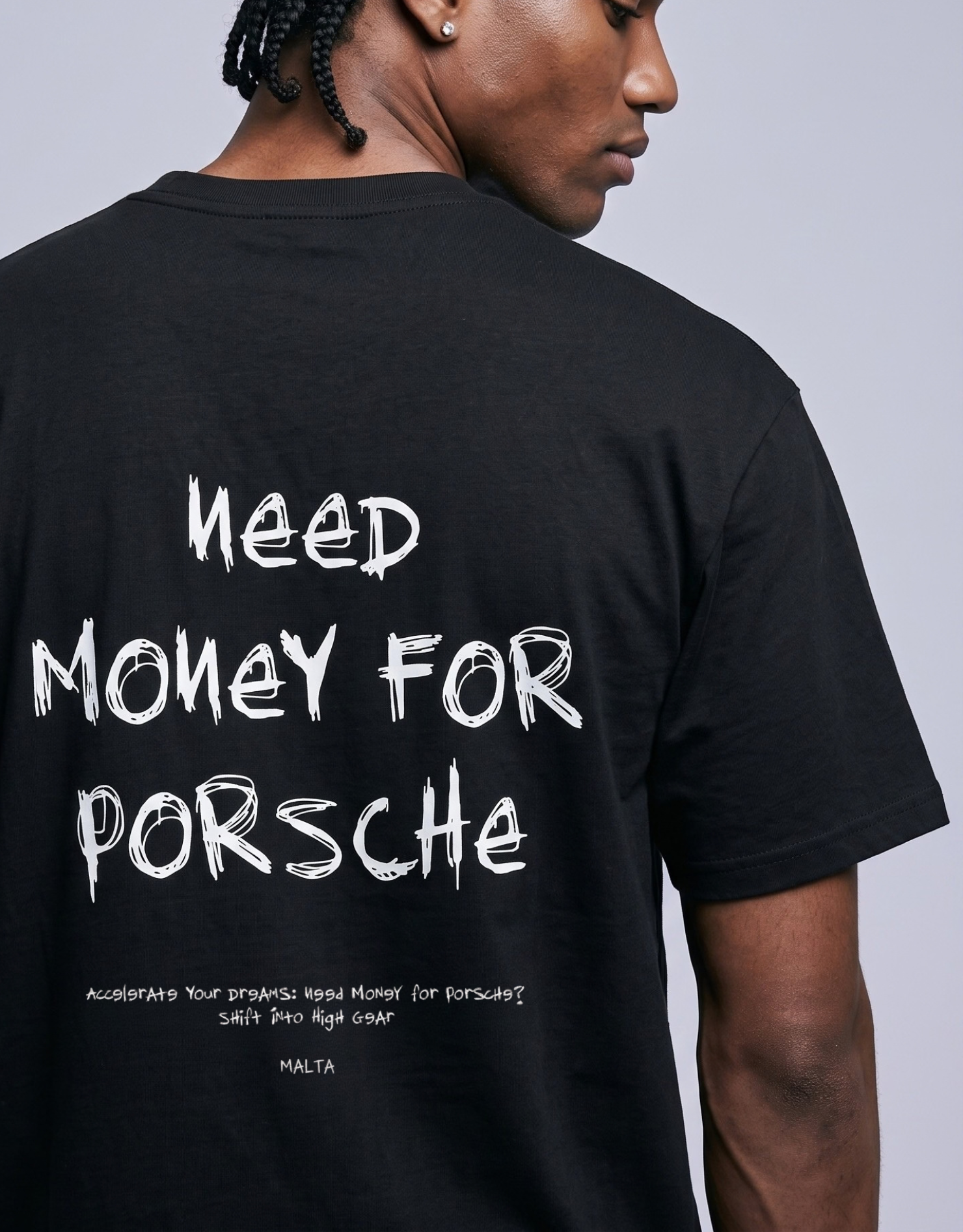 Detalhe da estampa da camiseta MALTA® Need Money for Porsche